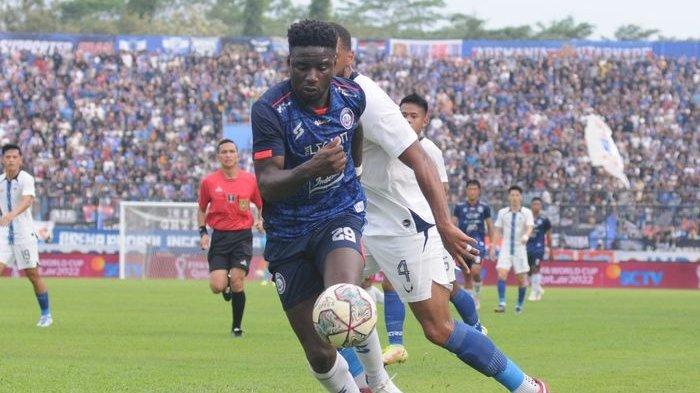 Penyerang Arema FC, Abel Camara dalam laga melawan PSIS Semarang leg kedua semifinal Piala Presiden 2022 di Stadion Kanjuruhan, Malang, Jawa Timur, Senin (11/7/2022).