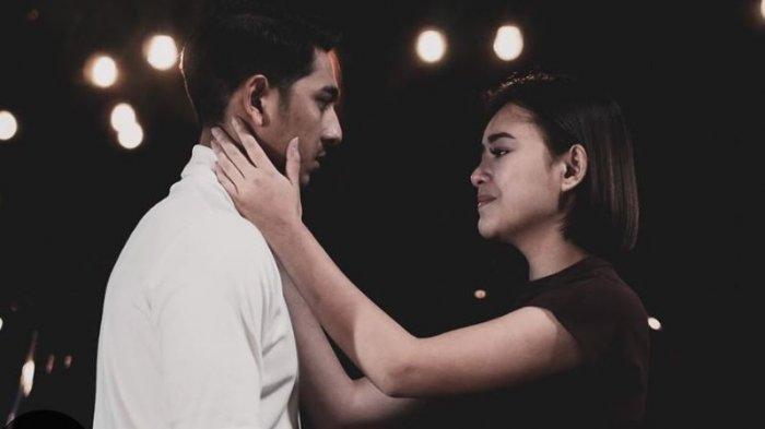 Adegan Arya Saloka dan Amanda Manopo di Sinetron Ikatan Cinta. Perjuangan Arya Saloka jadi aktor terungkap.