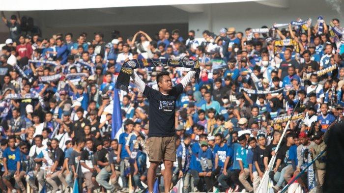 Aksi capo Panser Biru, Jefri Agus Ridwan saat memimpin ribuan Panser Biru menyanyikan yel-yel serta chant mendukung PSIS Semarang dalam laga babak delapan besar Piala Presiden 2022 melawan Bhayangkara FC di Stadion Jatidiri Semarang (3/7/2022) lalu.