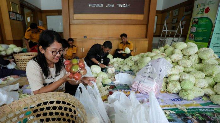 Gubernur Jateng Ganjar Pranowo telah menginiasi langkah penyerapan produk tani, oleh ASN pemprov setempat. Hal itu untuk melindungi petani seiring komoditas pangan yang bergejolak (volatile food).