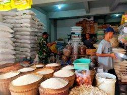 Babinsa 01 Sukoharjo saat melakukan pengecekan stok dan harga minyak goreng di pasar tradisional Sukoharjo, Senin (27/6/2022).