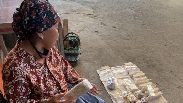 Siti Alimah (60), penjual tempe-tahu di Pasar Bintoro Demak masih buka hingga menjelang petang karena belum laku, Kamis (24/2/2022).