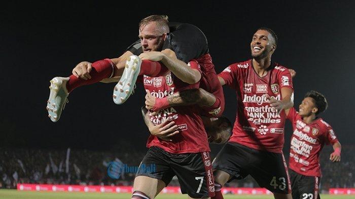 Striker Bali United Melvin Platje merayakan golnya setelah berhasil membobol gawang Barito Putera di pekan ke-25 di Stadion Kapten I Wayan Dipta, Minggu (27/10/2019).