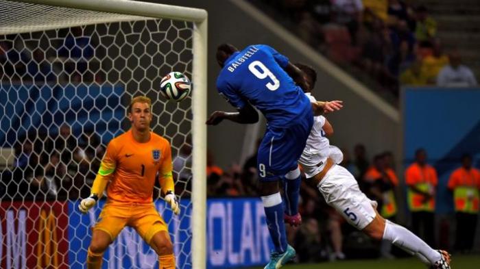 Striker Italia, Mario Balotelli, saat menyundul bola yang berujung gol ke gawang Inggris pada pertandingan Grup D Piala Dunia 2014 di Arena Amazonia, Manaus, Sabtu atau Minggu (14/6/2014) pagi WIB.