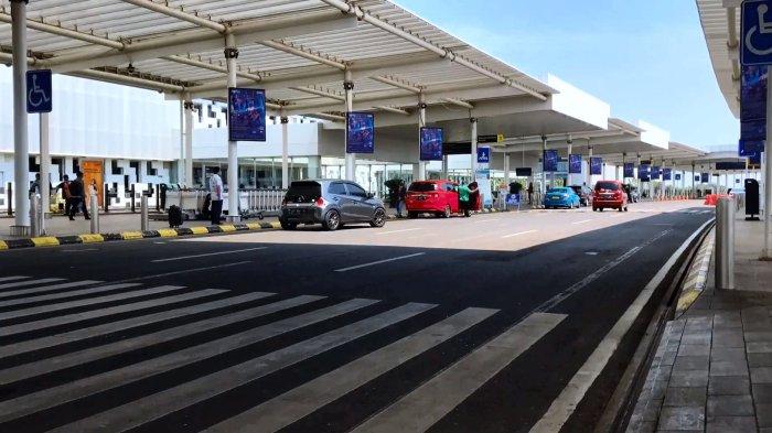 Sejumlah kendaraan menunggu di pintu kedatangan penumpang yang ada di Bandara Internasional Jenderal Ahmad Yani Kota Semarang, beberapa waktu lalu.