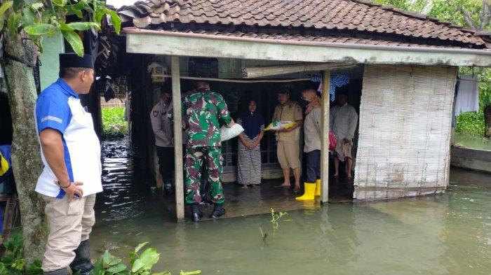 Pemberian bantuan kepada Warga Desa Klitih, Kecamatan Karangtengah, Kabupaten Demak yang dilakukan oleh Polres Demak bersama Kodim Demak.