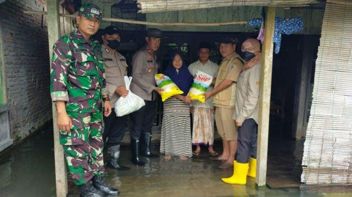 Pemberian bantuan kepada Warga Desa Klitih, Kecamatan Karangtengah, Kabupaten Demak yang dilakukan oleh Polres Demak bersama Kodim Demak.