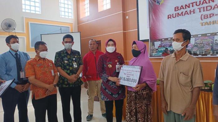 Penyerahan secara simbolis Bupati Demak kepada para perwakilan penerima bantuan RTLH di Balai Desa Pamongan, Kecamatan Guntur, Kabupaten Demak. Selasa, (15/11/2022).