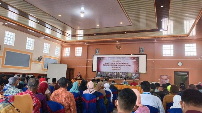 Penyerahan secara simbolis Bupati Demak kepada para perwakilan penerima bantuan RTLH di Balai Desa Pamongan, Kecamatan Guntur, Kabupaten Demak. Selasa, (15/11/2022).