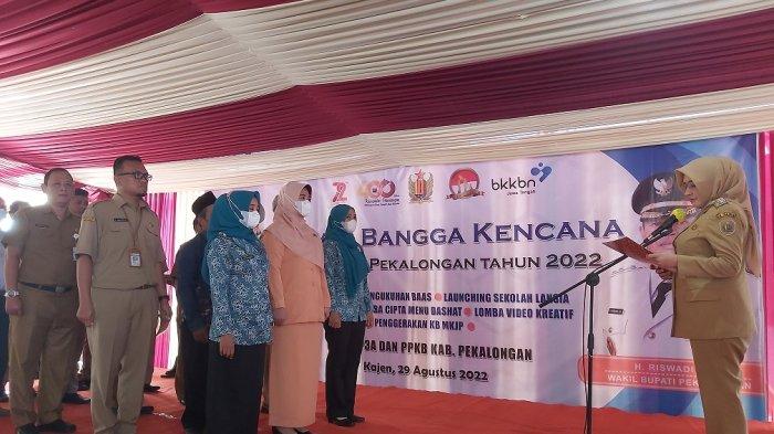 Bupati Pekalongan Fadia Arafiq saat mengukuhkan Bapak Asuh Anak Stunting (BAAS atau Bapak Asuh) pada acara Gebyar Bangga Kencana di halaman Kantor Dinas P3A dan PPKB Kabupaten Pekalongan, Senin (29/8/2022).