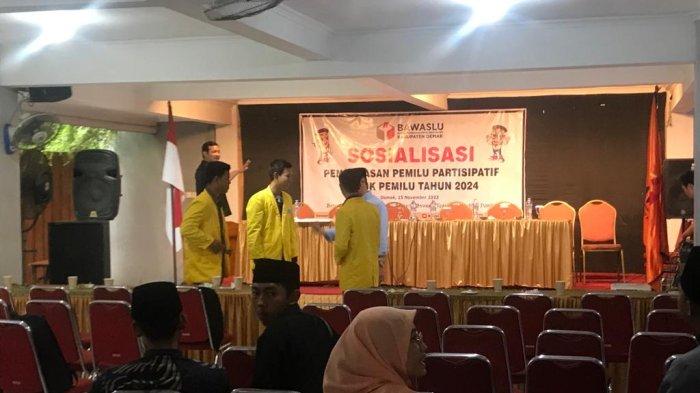 Bawaslu Kabupatan Demak berikan sosialiasi kepada para pelajaran dan santri se Kabupaten Demak atas pentingnya keikutsertaan menjadi pengawasaan partisipatif dalam pemilu umum 2024 mendatang.