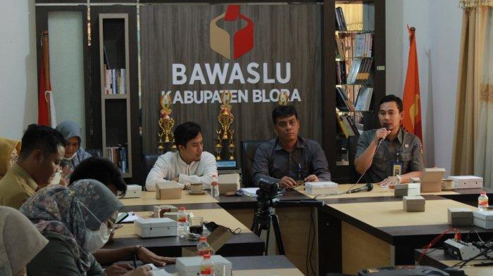 Bawaslu Blora dan KPU Blora saat Sosialisasi Peraturan dan Non Peraturan Bawaslu, Senin (21/11) di Kantornya.