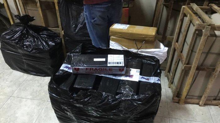 Bea Cukai Kudus temukan rokok ilegal di agen jasa pengiriman.