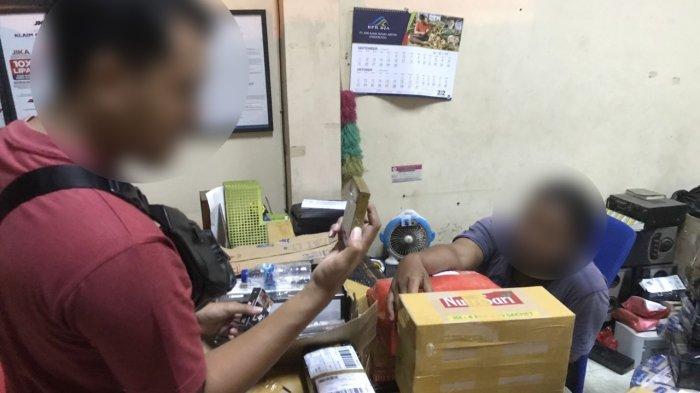Bea Cukai Kudus temukan rokok ilegal di agen jasa pengiriman.