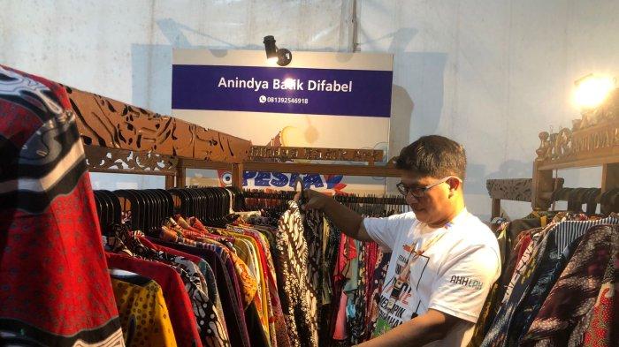 Regional CEO BRI Kanwil Semarang Handaru Sakti saat melihat beberapa produk UMKM yang ada di acara Pasar Rakyat Simpedes (PRS) di Stadion Diponegoro Semarang, Jumat (19/8/2022) sore.