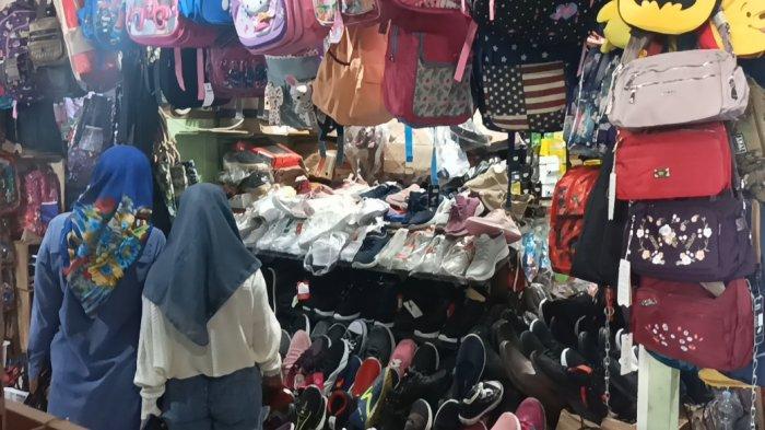 Ibu-ibu yang sedang berburu perlengkapan sekolah di Pasar Bintoro Demak.