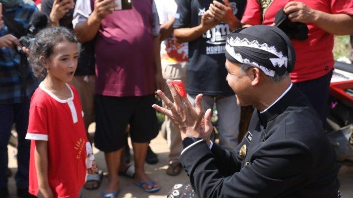 Terik matahari tepat di atas kepala saat warga Dusun Segrumung, Desa Meteseh, Kecamatan Boja, Kabupaten Kendal, bersiap memulai karnaval, Rabu (17/8/2022) siang.
