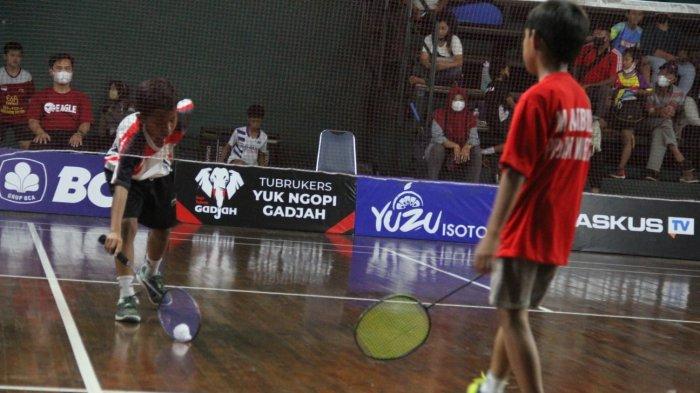 Sejumlah atlet tengah bermain bulutangkis di GOR Djarum Kaliputu.
