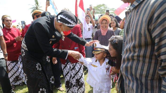 Terik matahari tepat di atas kepala saat warga Dusun Segrumung, Desa Meteseh, Kecamatan Boja, Kabupaten Kendal, bersiap memulai karnaval, Rabu (17/8/2022) siang.