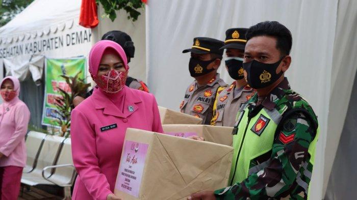 Bhayangkari Cabang Demak menggelar kegiatan kunjungan bakti sosial ke sejumlah pos pengamanan (Pos Pam) Operasi Ketupat Candi 2022.