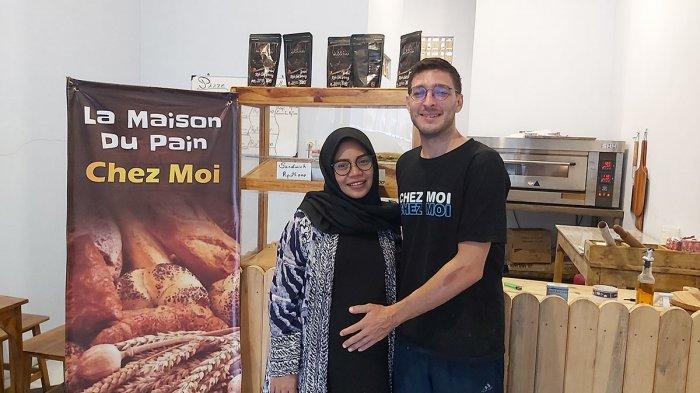 Pasangan suami istri Damien Roger Barre' dan Durroti Millatina menunjukkan kebahagiaan mereka karena tengah mengandung calon buah hati.