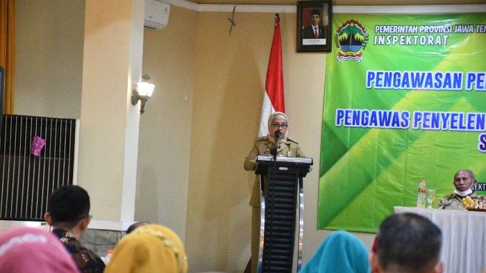 Pj Bupati Batang Lani Dwi Rejeki saat memberikan sambutan Bimbingan Teknis Pengawasan Penerapan Standar Pelayanan Minimal (SPM) bagi Jabatan Fungsional Pengawas Penyelenggaraan Urusan Pemerintahan Daerah JFPPUPD se-Jawa Tengah di Hotel Sendang Sari Batang, Senin (5/12/2022).