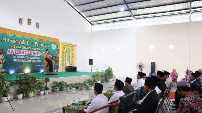 Bupati Blora Arief Rohman saat memberikan sambutan pada Muwada’ah dan Pelepasan Siswa kelas VI Madrasah Ibtidaiyah (MI) Khozinatul Ulum Blora, tahun ajaran 2021/2022, yang digelar di Gedung Graha Nusantara Blora .