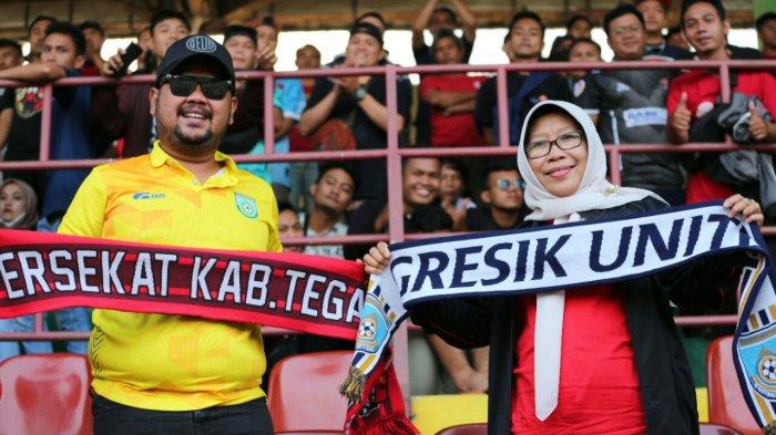 Bupati Tegal, Umi Azizah, saat menyaksikan dan memberi dukungan secara langsung ke klub kebanggaan Persekat Tegal saat melawan Gresik United, di Stadion Trisanja Slawi, Senin (29/8/2022).