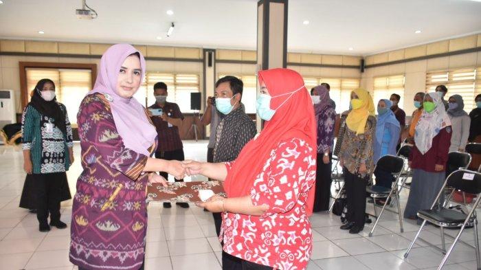 Bupati Pekalongan Fadia Arafiq melantik 54 ASN di lingkungan Dinas Kesehatan (Dinkes) Kabupaten Pekalongan menjadi pejabat fungsional kesehatan yang diberikan tugas tambahan sebagai Kepala Puskesmas (KaPus) dan kepala tata usaha (KaTU) di 27 Puskesmas yang ada di Kabupaten Pekalongan, di aula lantai 1 Setda Kabupaten Pekalongan.