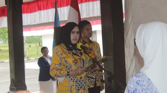 Bupati Pekalongan Fadia Arafiq saat melantik Pengurus Ikatan Wanita Pengusaha Indonesia (IWAPI) Kabupaten Pekalongan, periode 2022-2027, di Pendopo Bupati Pekalongan.