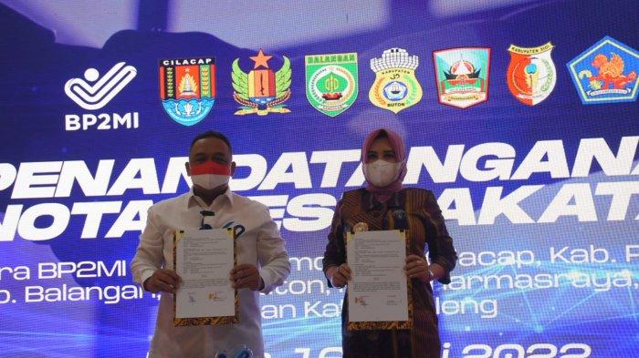 Bupati Pekalongan Fadia Arafiq saat penandatanganan kerjasama kesepakatan bersama antara Badan Pelindungann Pekerja Migran Indonesia (BP2MI) dan perguruan tinggi tentang penempatan dan pelindungan pekerja Migran Indonesia di aula Abdurrahman Wahid BP2MI, di Jakarta.