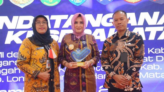 Bupati Pekalongan Fadia Arafiq saat penandatanganan kerjasama kesepakatan bersama antara Badan Pelindungann Pekerja Migran Indonesia (BP2MI) dan perguruan tinggi tentang penempatan dan pelindungan pekerja Migran Indonesia di aula Abdurrahman Wahid BP2MI, di Jakarta.