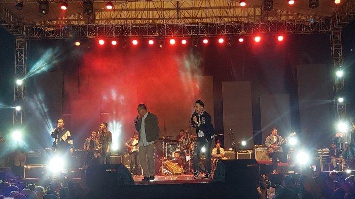 Bupati Karanganyar, Juliyatmono tampil bersama Dory Harsa menyanyikan lagu Kangen Nickerie dalam Gebyar Merah Putih HUT ke-77 Kemerdekaan RI di Alun-alun Karanganyar, Jumat (19/8/2022) malam.