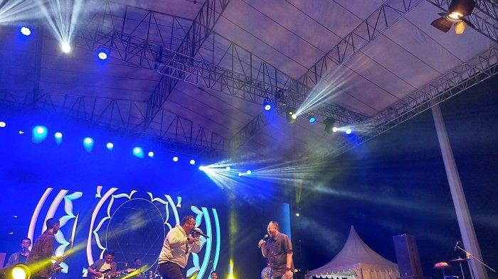 Bupati Karanganyar, Juliyatmono tampil bersama Dory Harsa menyanyikan lagu Kangen Nickerie dalam Gebyar Merah Putih HUT ke-77 Kemerdekaan RI di Alun-alun Karanganyar, Jumat (19/8/2022) malam.
