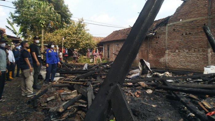 Bupati Kendal Dico M Ganinduto bersama warga mengecek kondisi rumah milik Sumiati warga Sojomerto, Kecamatan Gemuh yang ludes terbakar, Minggu (19/6/2022).