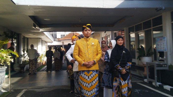 Bupati Kendal Dico M Ganinduto bersama istri Chacha Frederica dan rombongan mengenakan baju batik khas Kendal mengikuti upacara hari jadi ke-417 Kendal, Kamis (28/7/2022).
