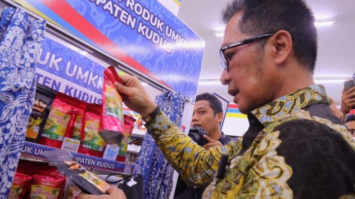 Bupati Kudus HM Hartopo meninjau produk UMKM Kudus yang dipasarkan di Indomaret.