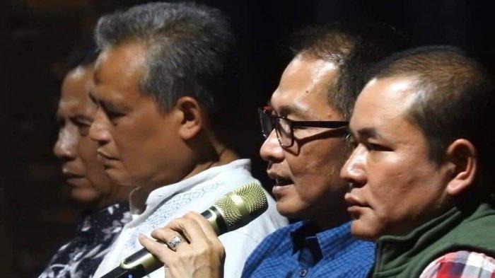 Bupati Hartopo (baju biru) usai melihat gelaran Teaterical Dudoh Bening di Desa Kutuk Kudus/Kominfo Kudus.