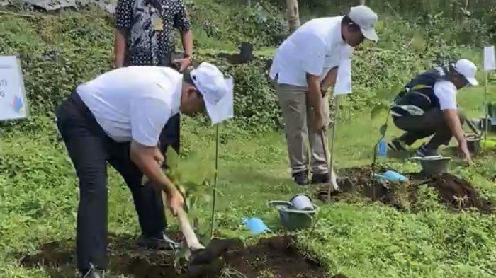 Bupati Semarang, Ngesti Nugraha bersama pejabat PT PLN UIP JBT secara simbolis menanam 3.000 bibit pohon alpukat di I’Ampelgading Homeland, Desa Kenteng, Kecamatan Bandungan, Kabupaten Semarang.