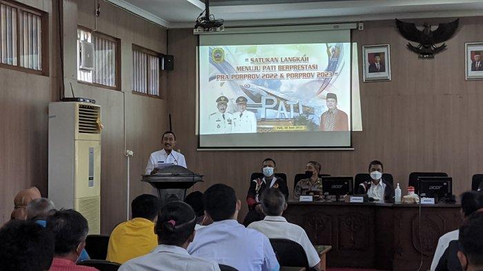 Bupati Pati Haryanto memberikan motivasi untuk meningkatkan semangat para atlet yang akan mengikuti ajang Pekan Olahraga Provinsi (Porprov) Jawa Tengah 2023, Kamis (30/6/2022).