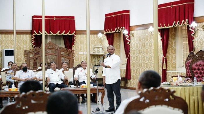 Pj Bupati Pati Henggar Budi Anggoro memberikan pengarahan perdana kepada para Kepala Organisasi Perangkat Daerah (OPD) dan Camat di Paringgitan Pendopo Kabupaten Pati, Rabu (24/8/2022).