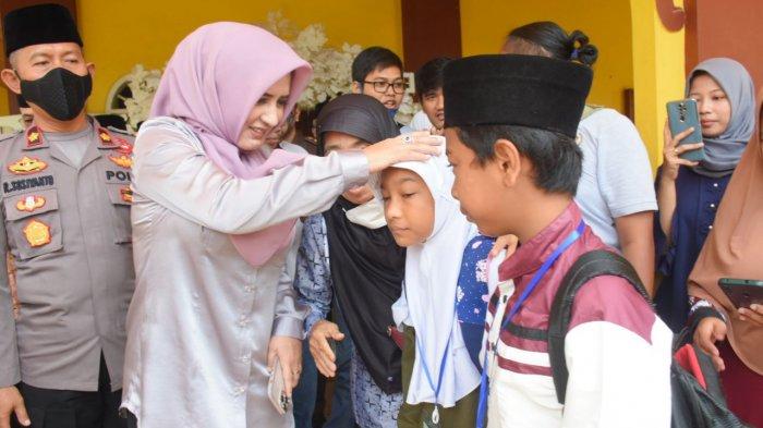 Bupati Pekalongan Fadia Arafiq saat memberikan sambutan di Musabaqoh Tilawatil Qur’an (MTQ) Pelajar dan Umum Tingkat Kabupaten Pekalongan di Gedung Islamic Centre, Kedungwuni, Selasa (14/6/2022).