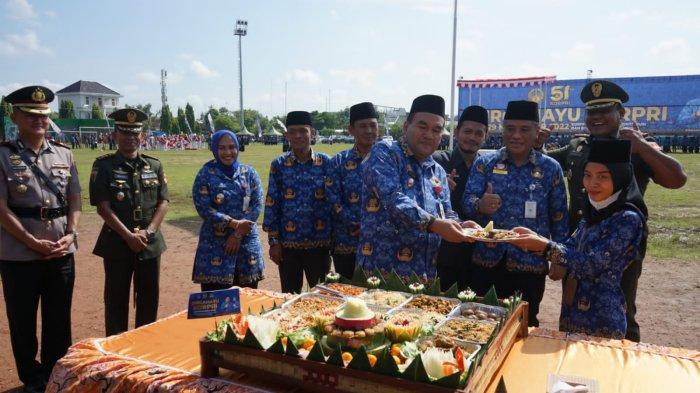 Bupati Blora saat potong tumpeng dalam peringatan Hari Ulang Tahun ke 51 KORPRI tingkat Kabupaten Blora dengan menggelar upacara bendera di lapangan Kridosono, Selasa (29/11/2022).