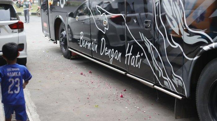 Saat official training jelang laga pekan ke-3 Liga 2 2022-2023 bus FC Bekasi City ditaburi bunga oleh oknum tak dikenal di Stadion Joyokusumo Pati, Sabtu (10/9/2022) sore.(Dokumentasi FC Bekasi City)