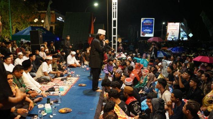 Emha Ainun Najib atau Cak Nun saat sinau bareng dan Kiai Kanjeng di Alun-alun, Blora pada Kamis malam (29/12/2022).