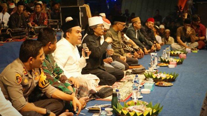 Emha Ainun Najib atau Cak Nun saat sinau bareng dan Kiai Kanjeng di Alun-alun, Blora pada Kamis malam (29/12/2022).