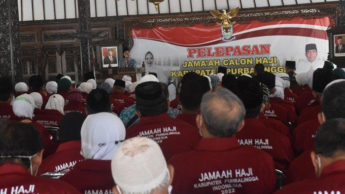 Suasana pelepasan calon haji Purbalingga Tahun 1443 H di pendopo Dipokusumo, Senin (27/6/2022). Sebanyak 5 calon haji dalam perawatan karena masalah kesehatan.