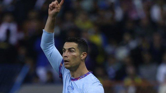 Cristiano Ronaldo tampak mengalami lebam di wajah saat tampil pada laga ekshibisi PSG vs Al Nassr-Al Hilal XI atau Riyadh All Star berlangsung di Stadion Internasional King Fahd, Riyadh, Arab Saudi, pada Jumat (20/1/2023) dini hari WIB.