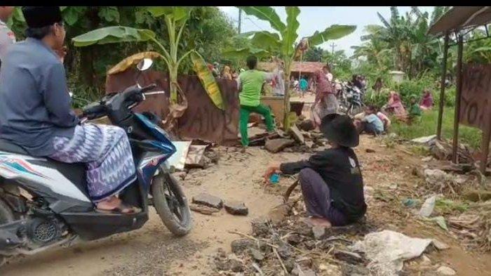 Dampak angin puting beliung di wilayah Kecamatan Tayu, Kabupaten Pati, Jawa Tengah, Rabu (30/11/2022).