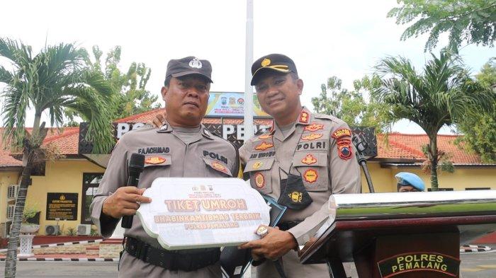 Bhabinkamtibmas Kelurahan Sugihwaras Polsek Pemalang Kota Aiptu Fahrudin Ali Ahmad, saat mendapatkan tiket umroh gratis dari Kapolres Pemalang AKBP Ari Wibowo.